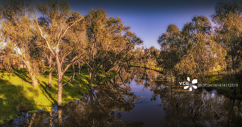 鳄梨河倒影，西维多利亚州查尔顿镇，澳大利亚。图片素材