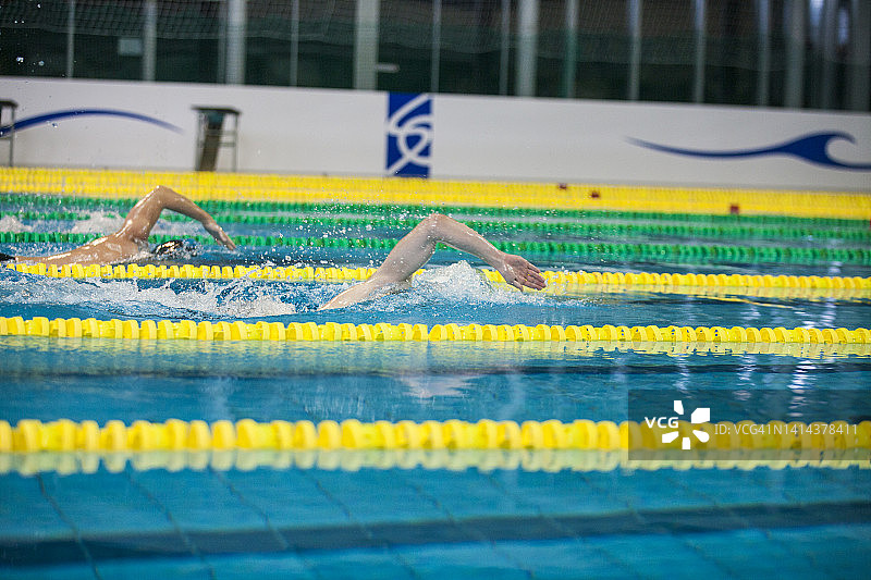 女子蝶泳比赛图片素材
