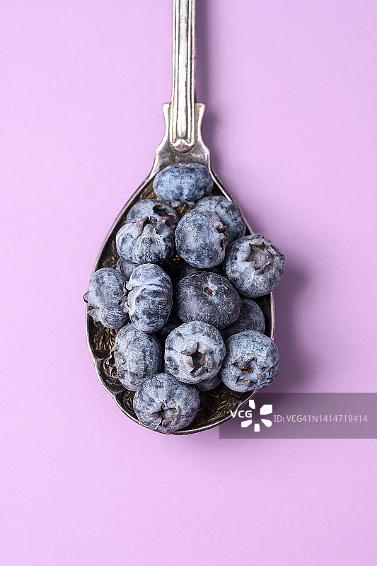 勺子里的蓝莓图片素材