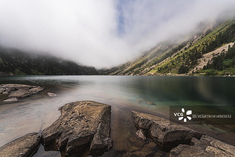 法国比利牛斯山脉的湖泊、森林和山脉的自然景观图片素材