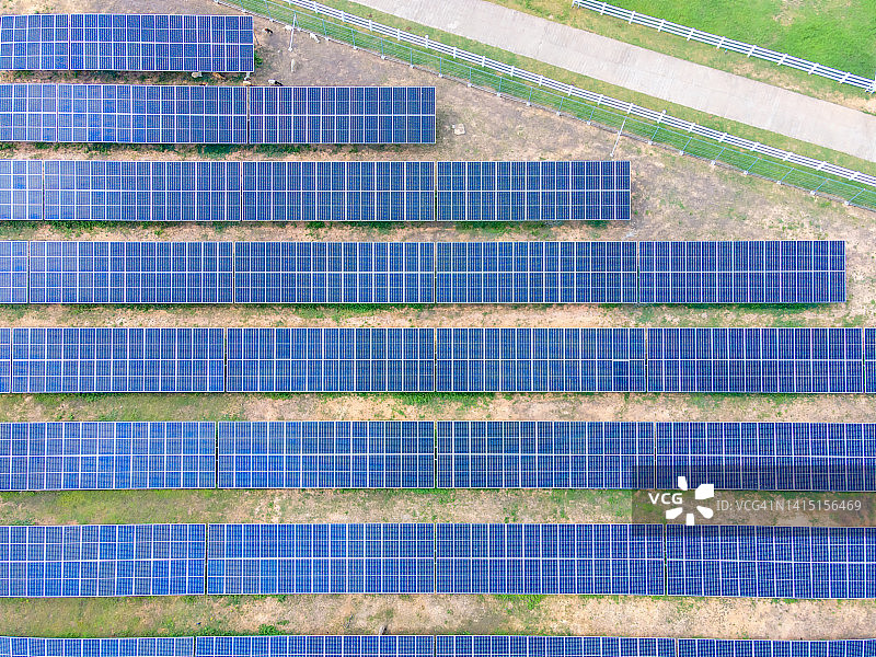 太阳能发电厂面板鸟瞰图-太阳能光伏能源图片素材