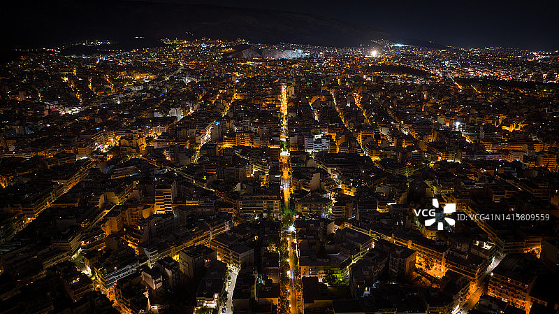 这是希腊雅典潘格拉提附近的夜间航拍照片图片素材