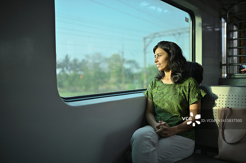 享受火车旅行的女人图片素材
