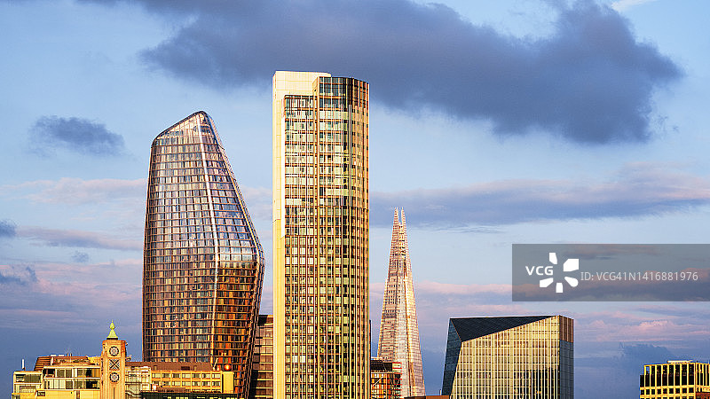 现代伦敦住宅和商业大厦图片素材