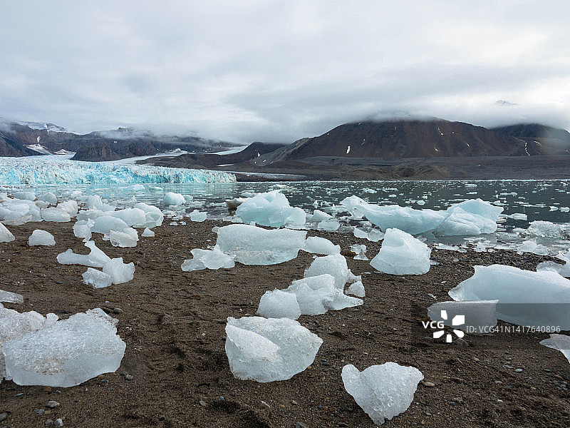 7月14日冰川位于斯匹次卑尔根群岛西北部，全长16公里。它的海拔高度超过30米。图片素材