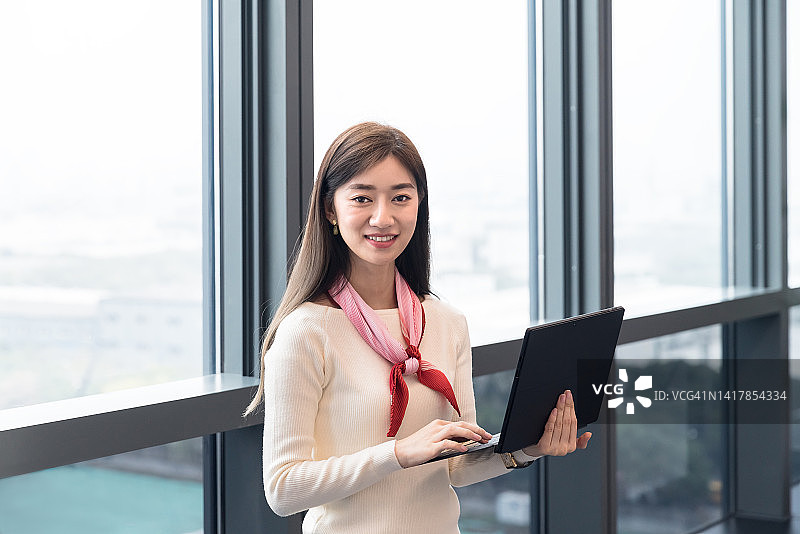 自信的亚洲商业女性在办公室的画像图片素材