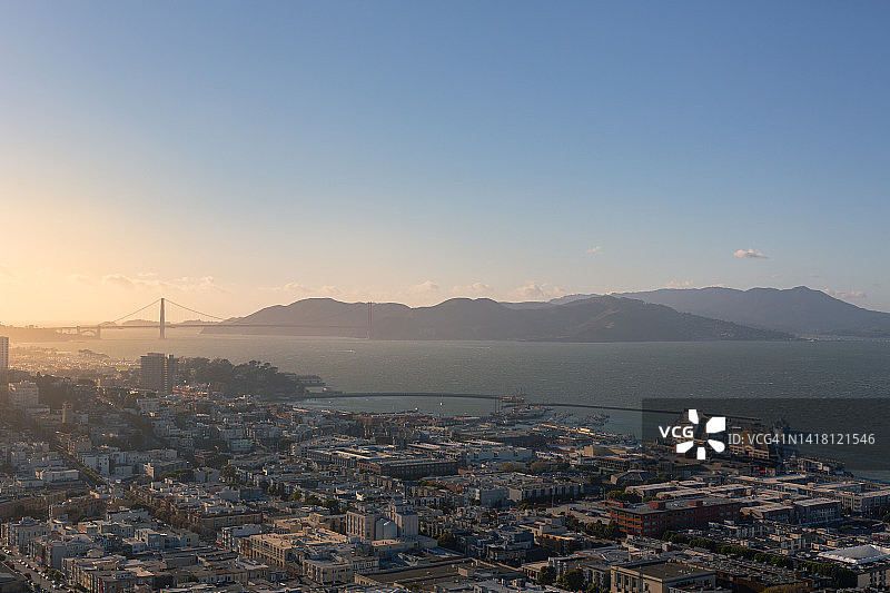 日落时旧金山和海湾地区的鸟瞰图。图片素材