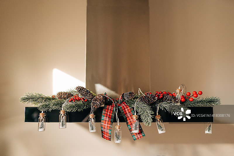 模糊现代厨房的木质桌面和圣诞装饰。呆在家里。图片素材
