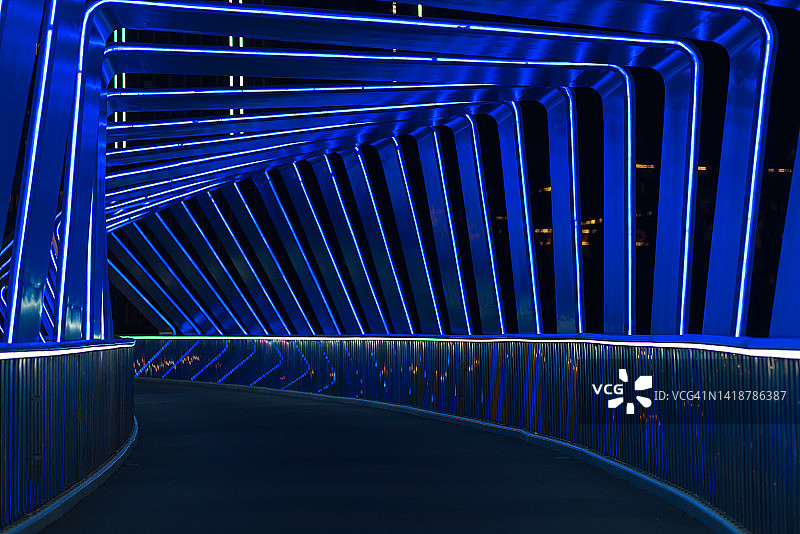 人行天桥夜间照明效果图片素材