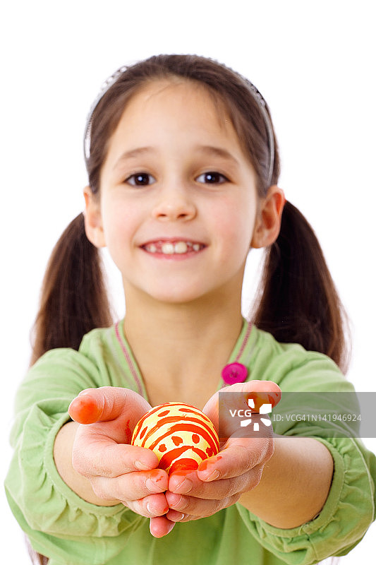 手里拿着复活节彩蛋的微笑女孩图片素材