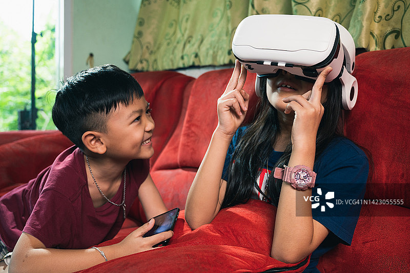 孩子们通过VR眼镜玩元世界和VR内容图片素材