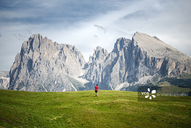 一名男子正在欣赏意大利Dolomites的Siusi山脉。图片素材