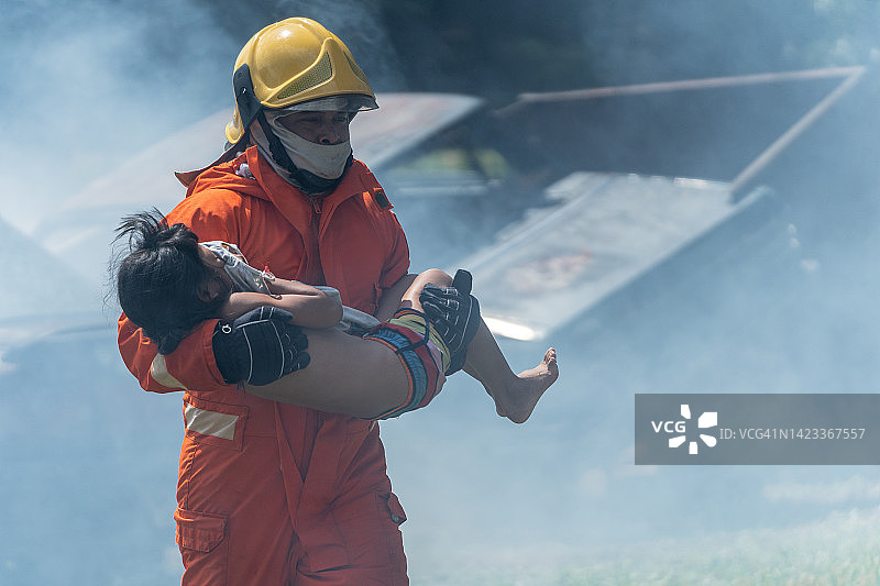 消防队员在紧急情况下专业营救受害者图片素材