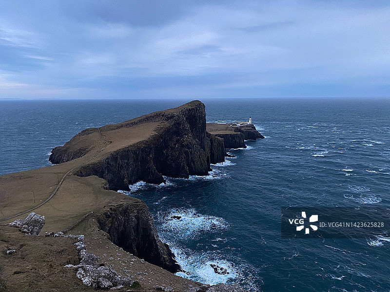 苏格兰海岸悬崖和暴风雨天的灯塔|斯凯岛，苏格兰图片素材