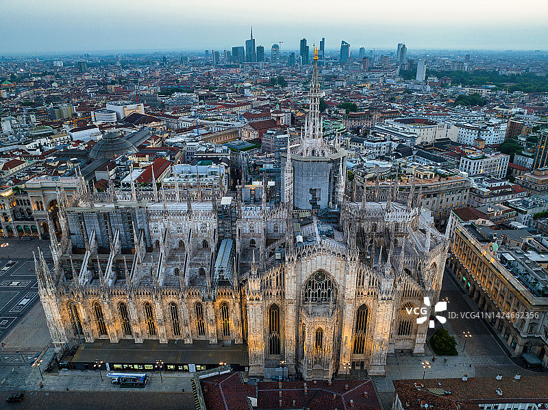大教堂广场，米兰大教堂或米兰大教堂在清晨蓝色的时间，米兰，伦巴第，意大利图片素材