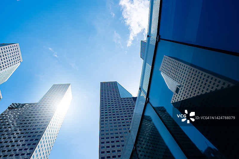 办公高楼。低角度的摩天大楼现代办公楼城市在商业中心与蓝天图片素材