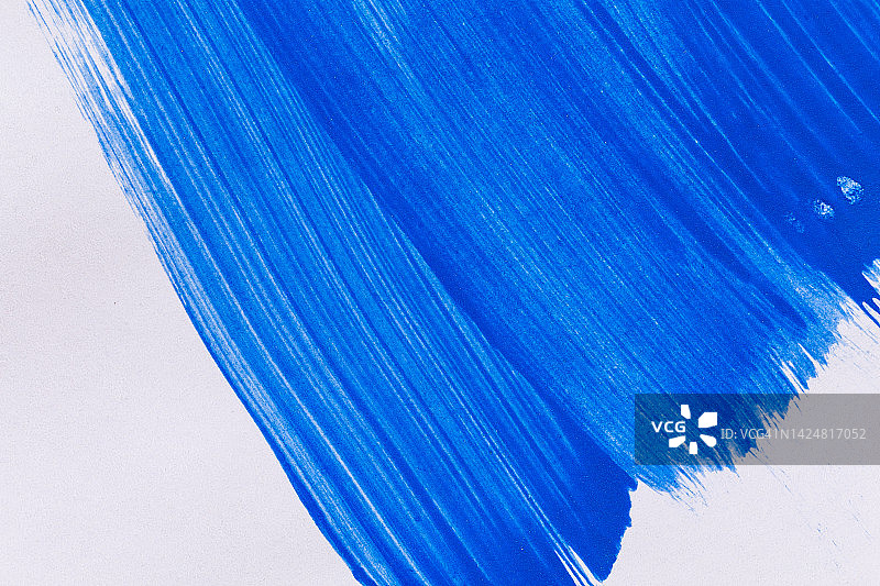 丙烯酸颜料质地背景蓝色白纸。画笔描边。手工制作的图片素材