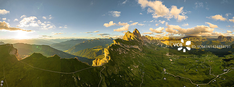 塞塞达峰的日落景象。特伦蒂诺上阿迪杰，白云石阿尔卑斯山，南蒂罗尔，意大利。奥多尔山脉，加尔德纳山谷。雄伟的Furchetta高峰。从塞塞达看到的Odles群，圣克里斯蒂娜Val Gardena。图片素材