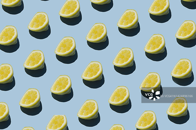 蓝色背景上柠檬的无缝图案图片素材