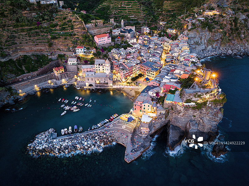 Vernazza的日落景象是意大利北部利古里亚省拉斯佩齐亚省的一个小镇。它是游客经常光顾的著名五渔村中第二小的城镇。图片素材