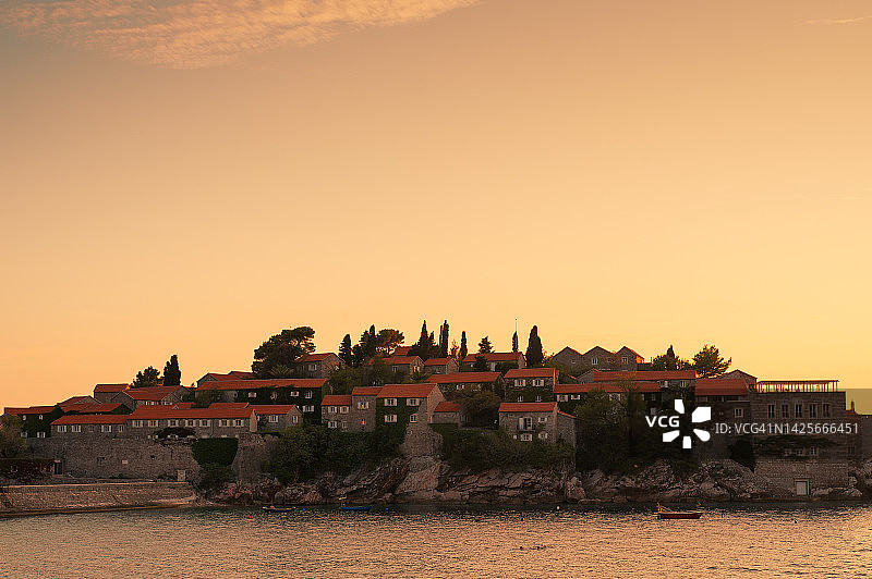落日背景下的黑山Budva的Sveti Stefan岛图片素材
