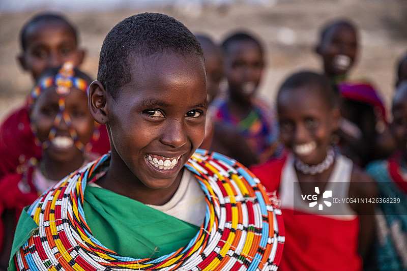 来自肯尼亚桑布鲁部落的一群快乐的非洲孩子图片素材