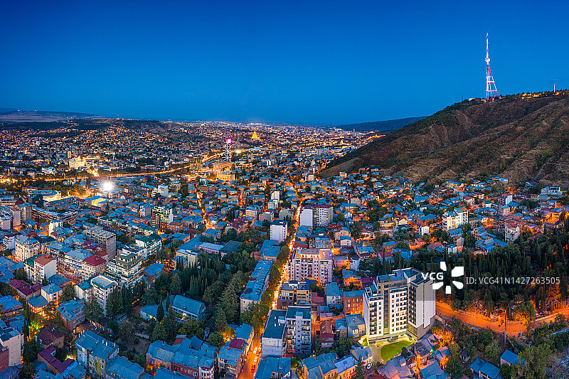 格鲁吉亚第比利斯市照明住宅区的鸟瞰图图片素材