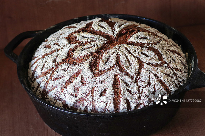 荷兰烤箱乡村黑麦面包与花卉图案得分顶部图片素材