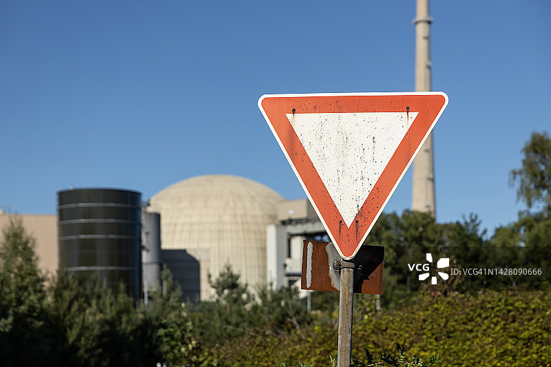 核电站计划的圆顶与肮脏的路标(让路)-(埃姆斯兰-下萨克森州，德国)图片素材
