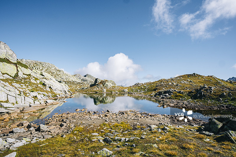 高寒湖泊和迷雾山脉的高架景观图片素材