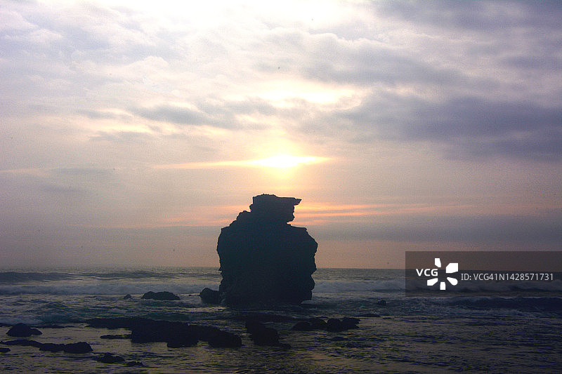 在岩石海滩上的日落风景与复制空间图片素材