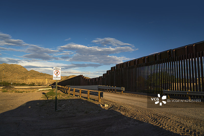 位于美国和墨西哥边境的阿纳普拉港镇的墙图片素材