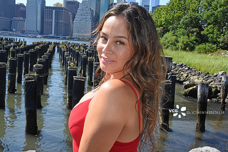 在布鲁克林大桥公园拍摄的一张女模特穿红裙子的照片。图片素材