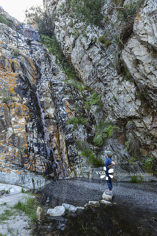 南非，Hermanus, Boy(8-9)在Phillipskop自然保护区探索瀑布岩石图片素材