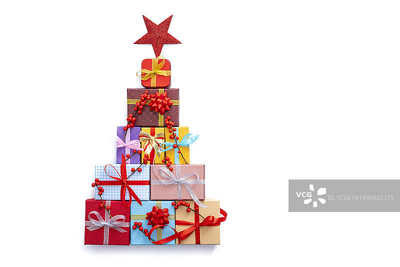 圣诞礼盒安排与圣诞树形状和星星孤立在白色图片素材