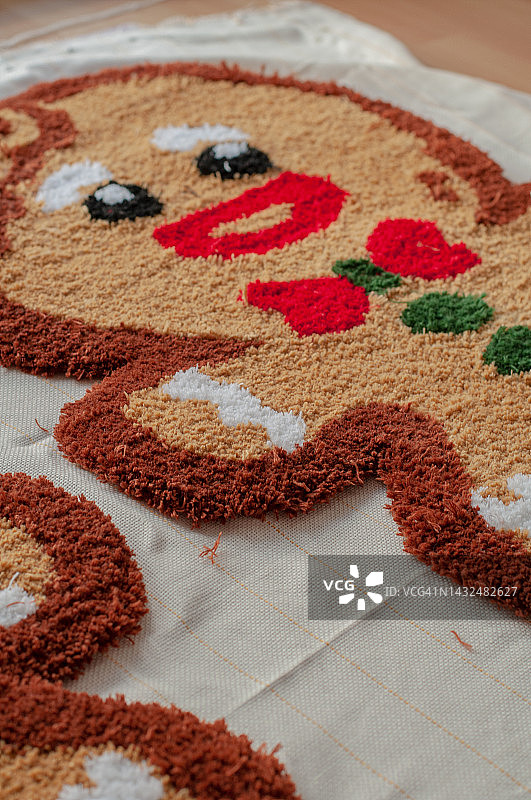 姜饼人饼干簇地毯上的纱线织物，切割前。图片素材