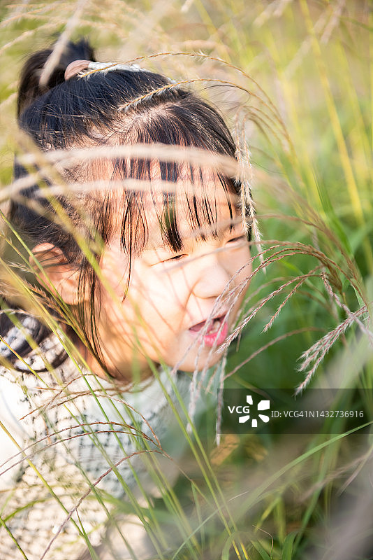 草地上可爱的亚洲女孩图片素材