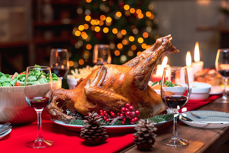 圣诞火鸡。圣诞节或感恩节的传统节日食品，圣诞火鸡晚餐。图片素材
