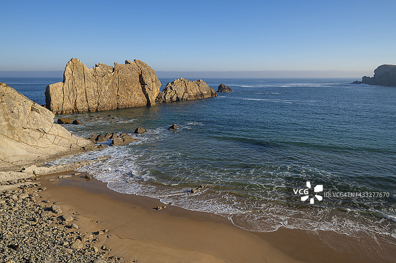 普拉亚·德拉·阿尼亚海滩是里昂克雷斯附近的一个田园般的小海滩。这个地区被称为科斯塔克布拉达。Playa De La Arnia, Bay Of Biscay, Liencres, Santander, Costa Quebrada, Cantabria，西班牙，大西洋。图片素材