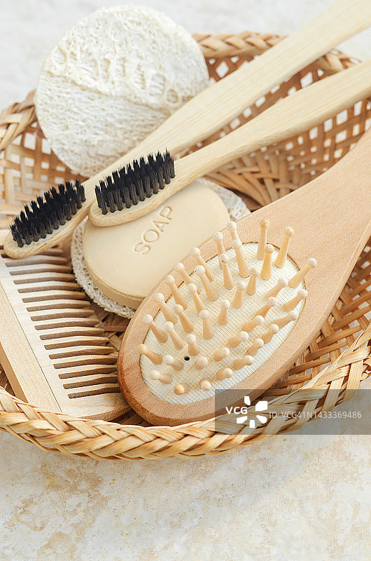 公司友好的洗漱用品设置木制梳子，梳子，肥皂和竹牙刷。天然美容护理、护肤或零浪费的理念。有选择性的重点。图片素材