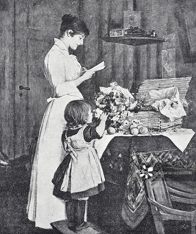 优雅的年轻女子和女儿打开生日礼物，她在读一封信，女儿看着鲜花图片素材