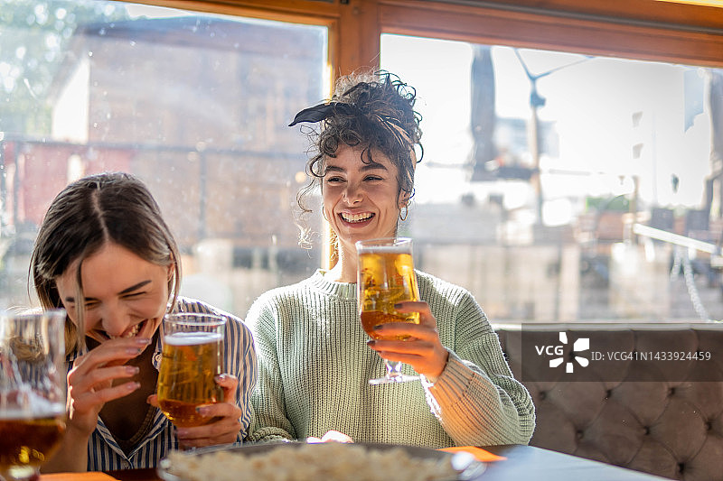 女性朋友在喝啤酒图片素材
