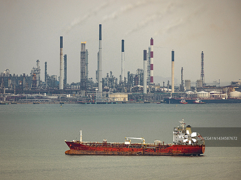 海上生锈的油轮，炼油厂的烟囱图片素材