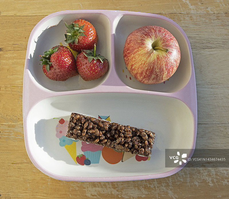 看着托盘上为孩子准备的健康早餐图片素材