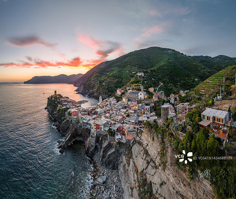 Vernazza的日落景象是意大利北部利古里亚省拉斯佩齐亚省的一个小镇。它是游客经常光顾的著名五渔村中第二小的城镇。图片素材