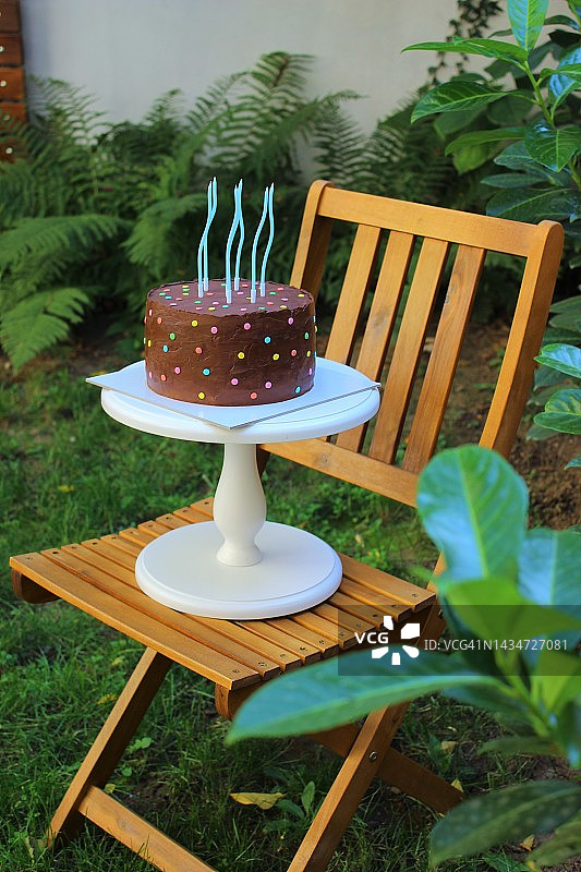 生日蛋糕放在户外的椅子上图片素材