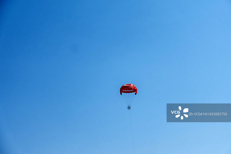 在土耳其的地中海玩滑翔伞图片素材