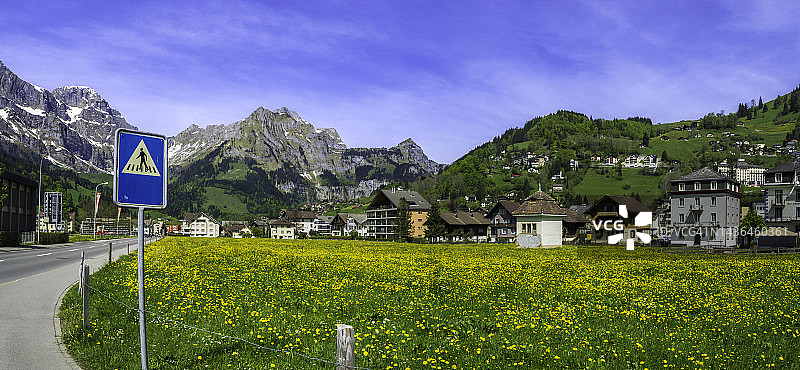 在瑞士的恩格尔伯格，前景有花的房子。图片素材