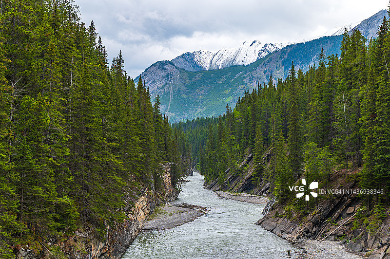加拿大班夫国家公园斯图尔特峡谷的河流图片素材
