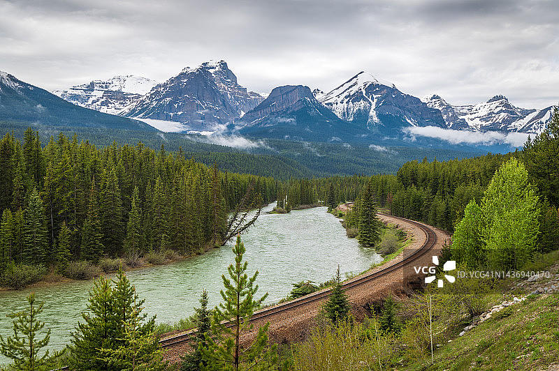加拿大班夫国家公园莫兰特弯道的弓形河和铁轨图片素材